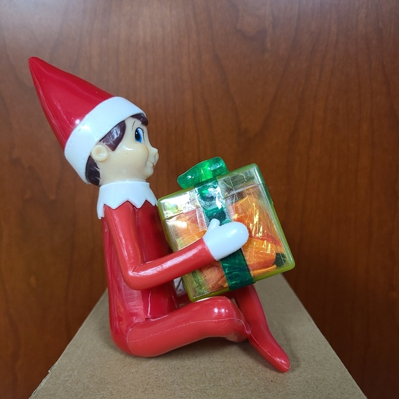 2015 Elf On The Shelf Candy Holder Elf with Lucite Gift Box Christmas Ornament - Picture 3 of 6